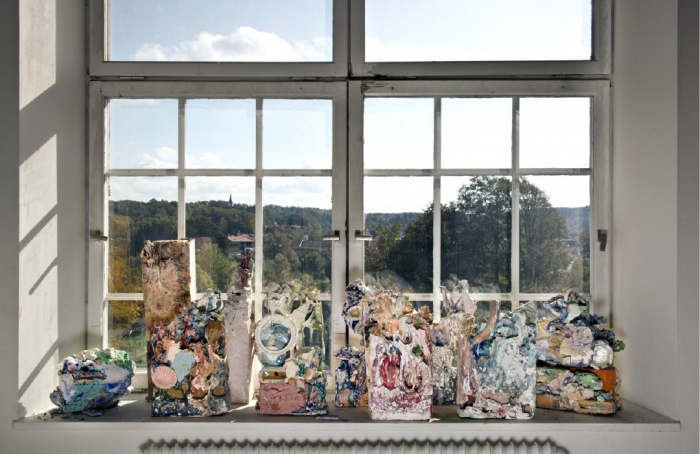 Konstföremål står i ett fönster