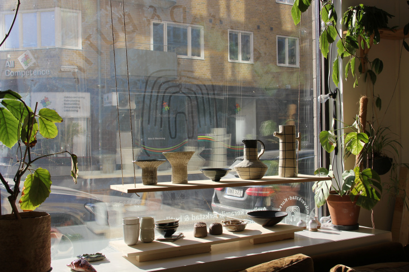 The shopwindow with several pieces, with a view against Södra Förstadsgatan