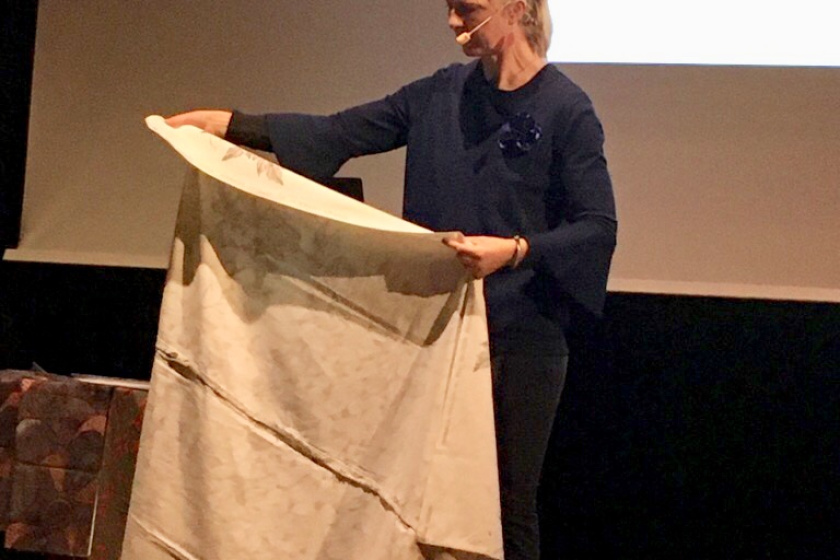 Jenny von Platen visar textil på föredrag om Viola Gråsten på Mölnlycke Kulturhus