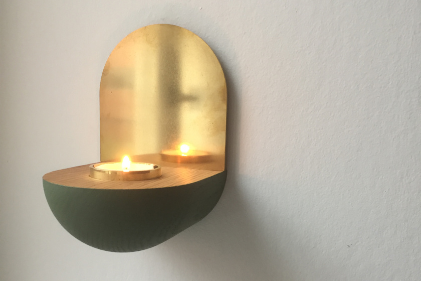 Vägghängd ljusstake »Porta Luce« för värmeljus, mässing och massivträ. Design Martin Björnson.