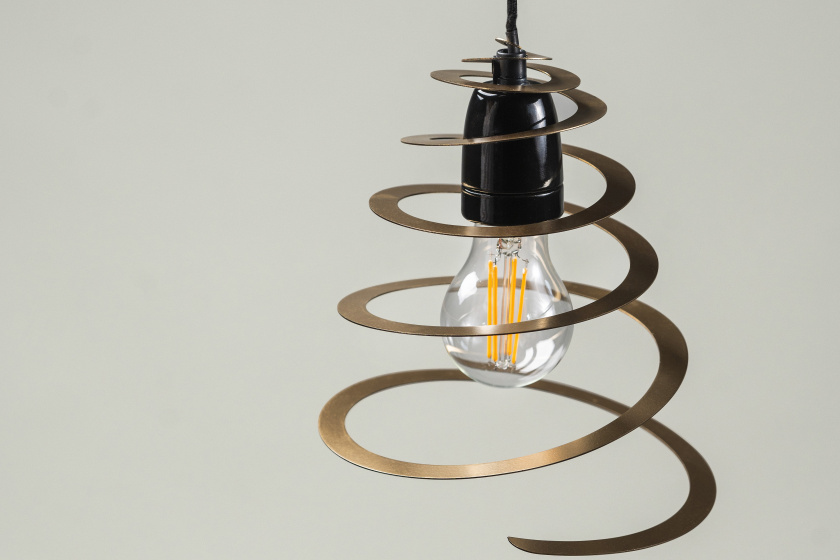 EnlightMe heter den innovativa spiralen som både kan vara lampskärm och ljusstake